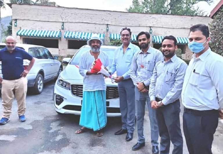 ajay-jadeja-kia-carnival-1