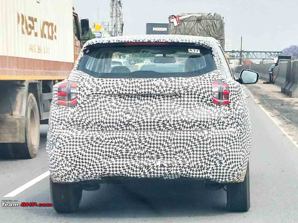 2023-mahindra-xuv300-facelift-spied-new-electric-1