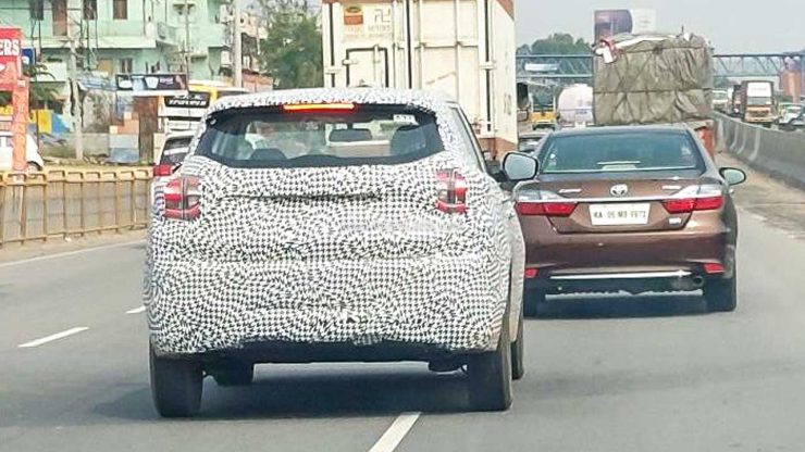 2023-mahindra-xuv300-facelift-spied-new-electric-2