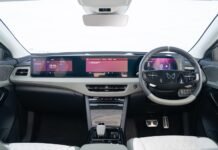 2026 Mahindra XUV 700 फेसलिफ्ट का इंटीरियर हुआ लीक, मिलेगा ट्रिपल स्क्रीन सेटअप Mahindra XEV 9e
