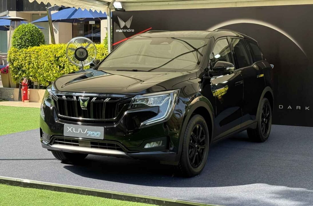 Mahindra XUV700 Ebony Edition2