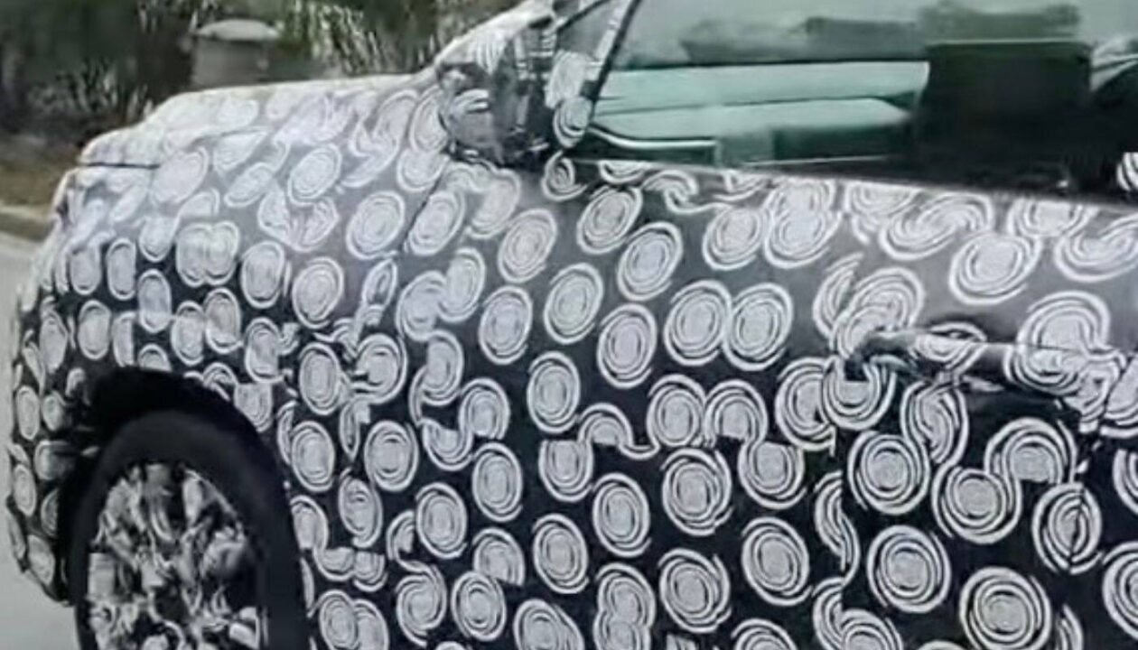 2027-Toyota-Innova-Hycross-Facelift-Spotted-