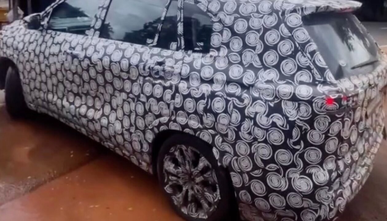 Toyota-Innova-Hycross-Facelift-Spied-1