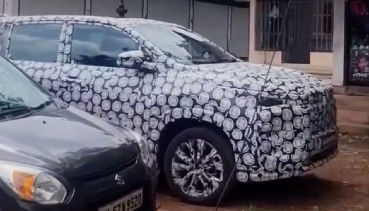 Toyota-Innova-Hycross-Facelift-Spied